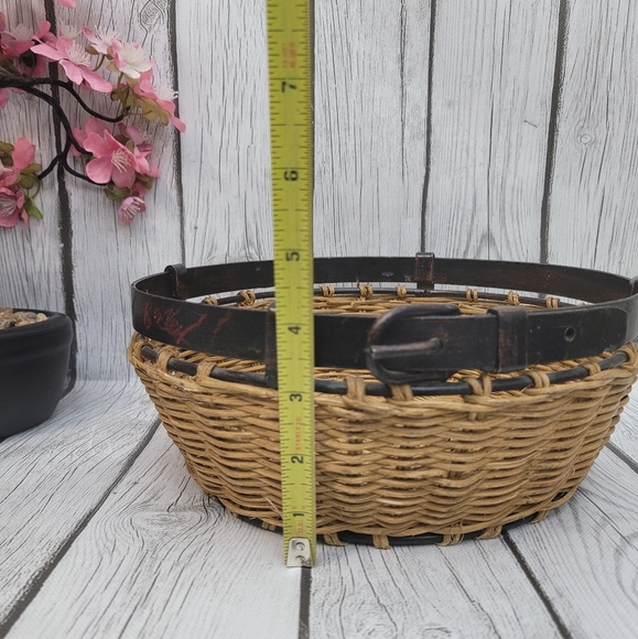 Vintage Round Wicker Basket With Bronze Metal Belt Buckle And Metal Base Trim - Picture 10 of 10